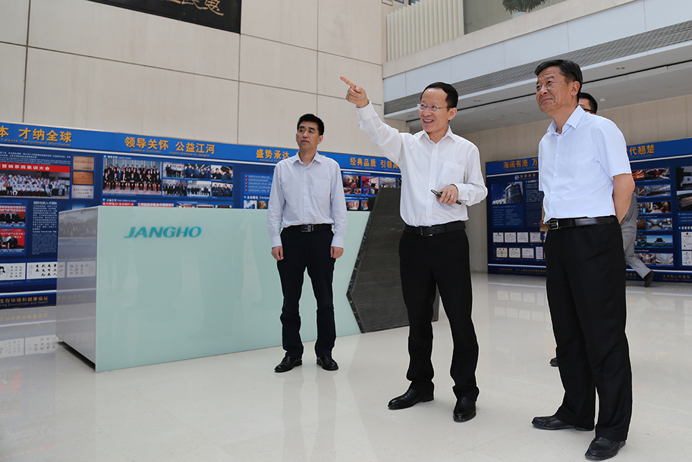 阜陽市潁州區(qū)人大常委會(huì)主任呂登虎一行到我司考察